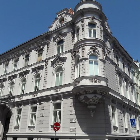 Lucas Apartment - Self Check-In Братислава Екстериор снимка